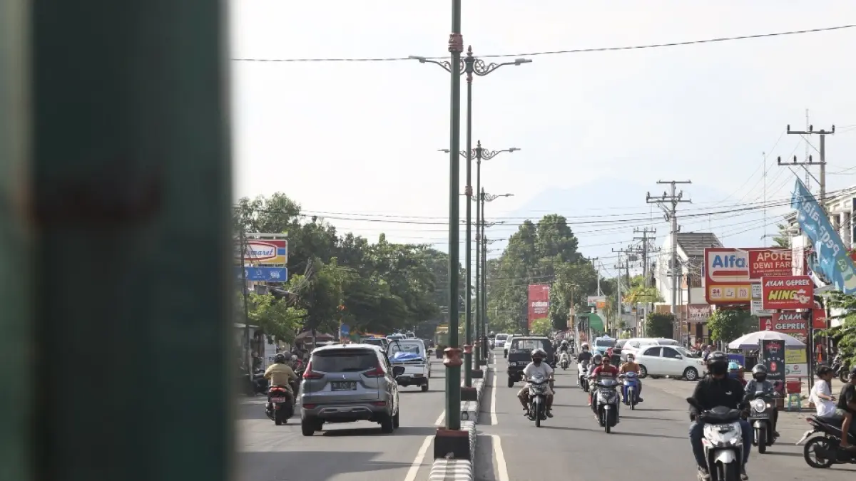PENERANG JALAN: Deretan tiang PJU di kawasan Pagutan, beberapa waktu lalu. 
