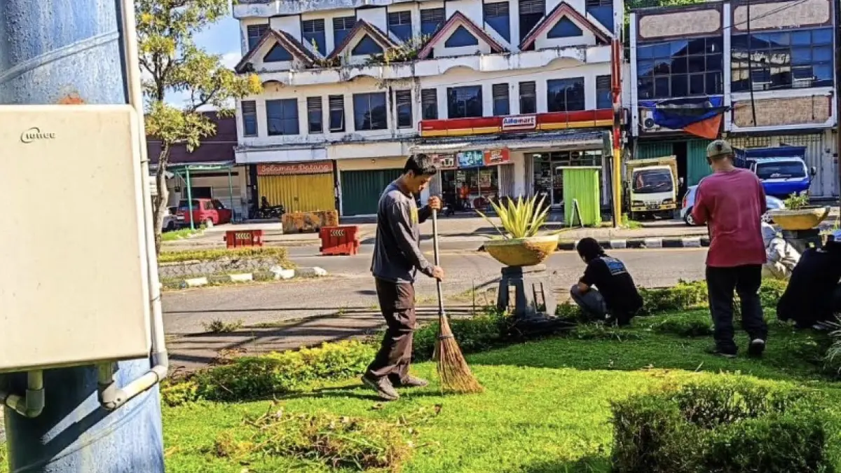 Petugas dari Dinas Perkim Kota Mataram menggencarkan pembersihan taman-taman sudut kota sebagai bagian dari penataan wajah perkotaan, sekaligus upaya menggencarkan dan menyukseskan program ASRI presiden Prabowo. (DOK. PERKIM)