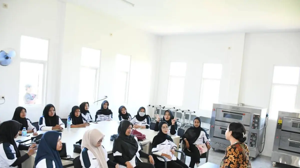 SIAPKAN TENAGA KERJA: Para peserta pelatihan BLK Lombok Utara mendengarkan penjelasan dari instruktur.