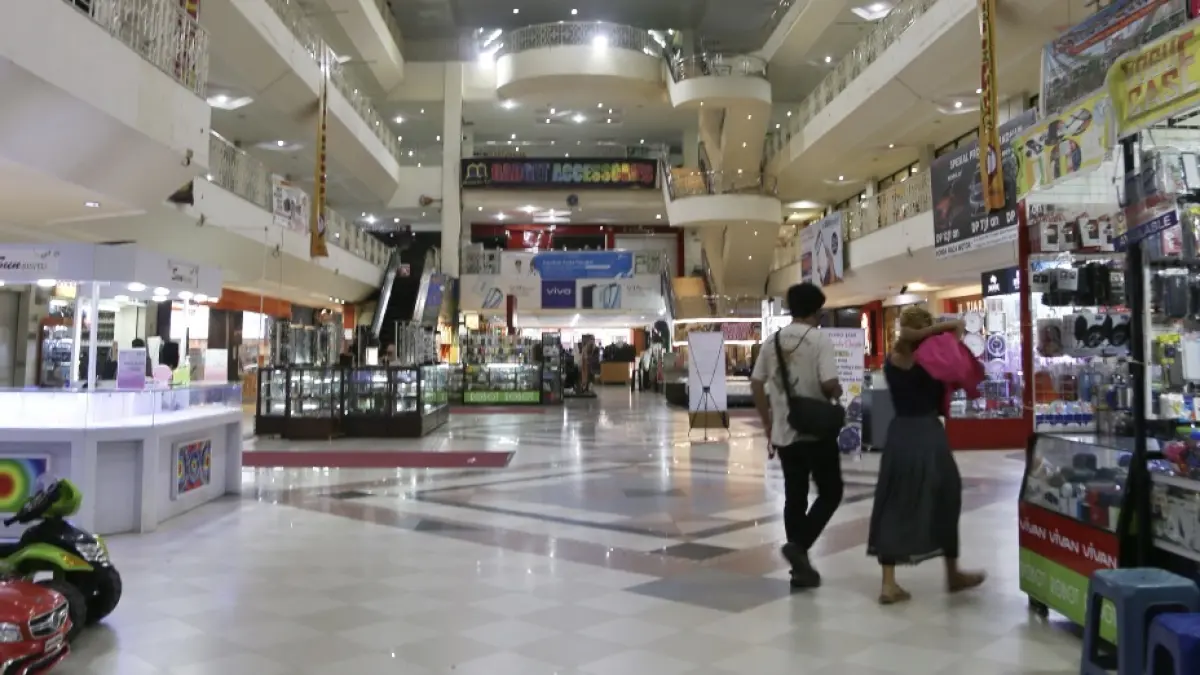 TEPATI KEWAJIBAN: Suasana lantai dasar Mataram Mall, beberapa waktu lalu. 