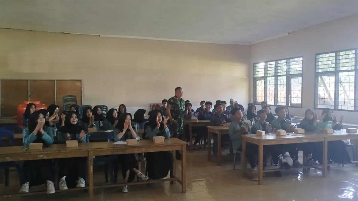 Danramil 1620-05/Janapria Kapten Inf Wage Rudolf Supratman turun gunung memberikan pembekalan Wawasan Kebangsaan (Wasbang) kepada ratusan pelajar SMAN 1 Janapria, Sabtu (9/5). (Dewi/Lombok Post) 