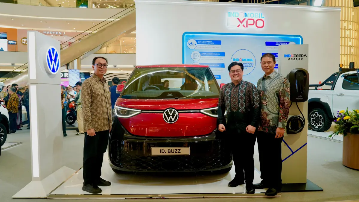 EDISI TERBATAS: Jajaran manajemen Volkswagen Indonesia yang meresmikan ID. Buzz Eclipse Edition, dalam ajang Indomobil Expo di Senayan City, Jakarta, Rabu (6/5). (Istimewa)