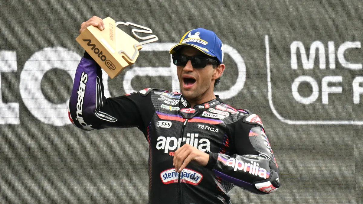 Jorge Martin juara MotoGP Prancis 2026 usai kalahkan Marco Bezzecchi. Aprilia dominan dengan finis 1-2-3 di Le Mans. (AFP Photo)