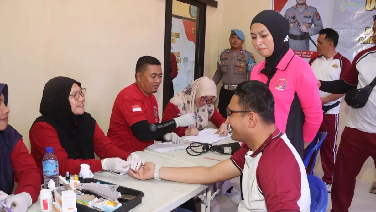 Kapolres Lombok Tengah AKBP Eko Yusmiarto (kanan) memeriksakan kesehatannya dalam gelar bakti sosial di mapolres setempat, Sabtu (9/5). (Dewi/Lombok Post) 