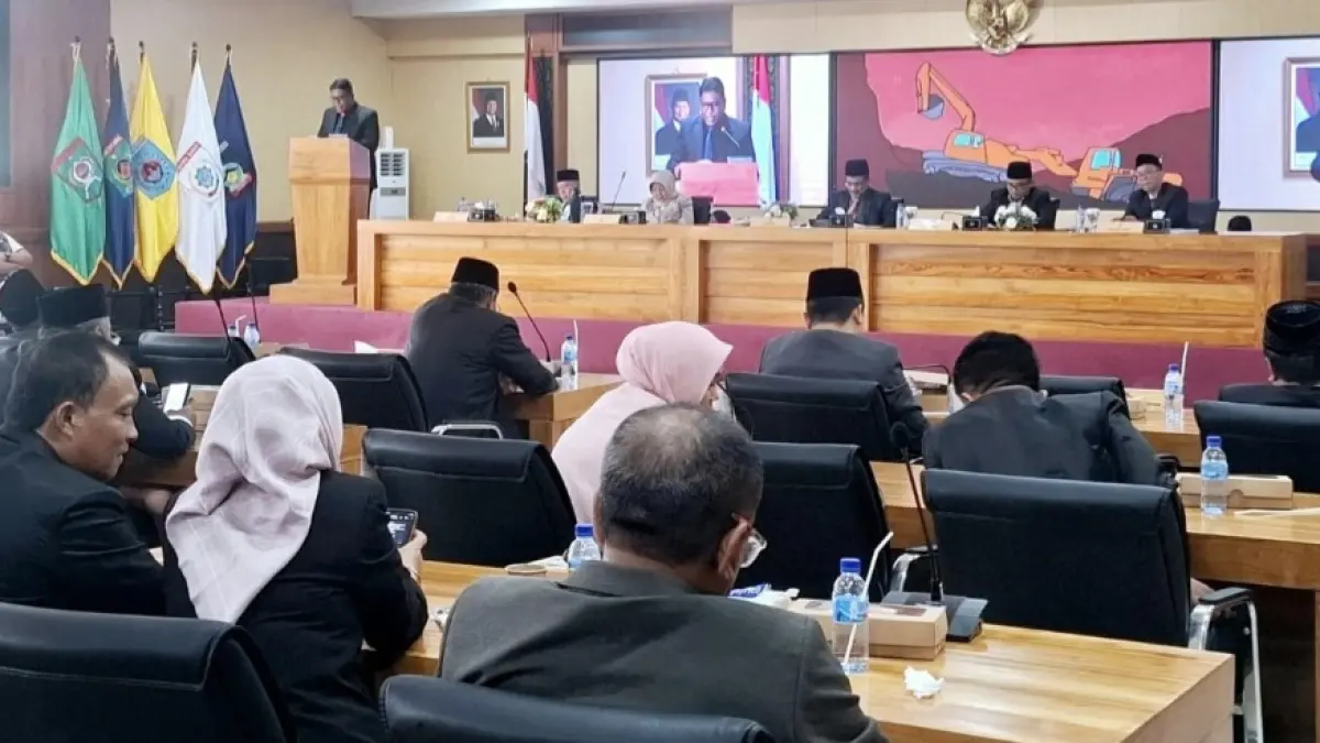 Ketua Bapemperda DPRD NTB Ali Usman Ahim membacakan jawaban atas pandangan fraksi-fraksi DPRD NTB terhadap lima buah raperda prakarsa dalam rapat paripurna di Ruang Rapat Utama Gubernur NTB, Jumat (8/5).