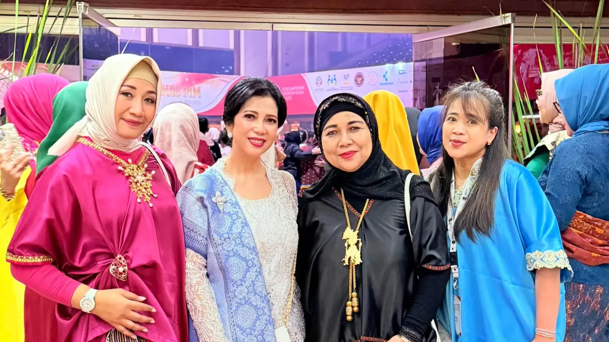 Ketua Umum Perempuan Indonesia Maju (PIM) Lana T Koentjoro (dua dari kiri) bersama Ketua DPD PIM NTB Hj. Baiq Diyah Ratu Ganefi (baju lambung hitam) di sela Rakernas PIM II di Jakarta, Kamis (7/5). (Istimewa)