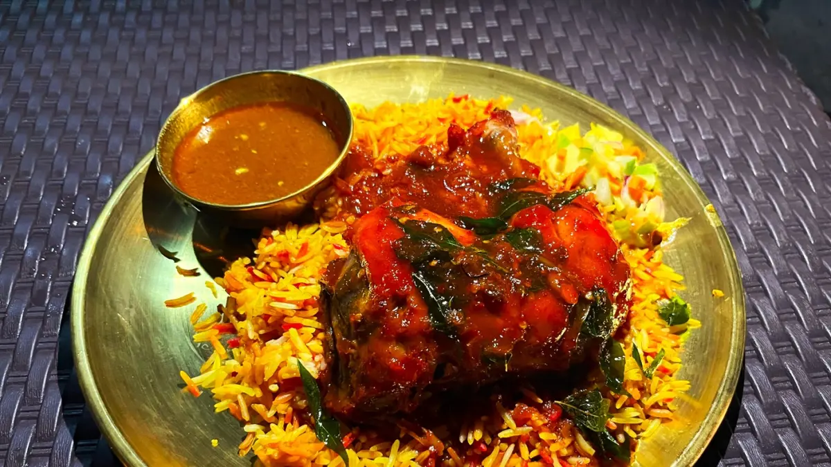 KULINER TIMUR TENGAH: Penampakan Nasi Briyani Ayam Merah emperan, yang tengah viral di Kota Mataram saat ini. (Ferial/Lombok Post)