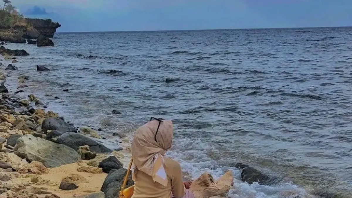 LIBURAN MENARIK: Wisatawan lokal tengah berlibur ke Pantai Oi Fanda, beberapa waktu lalu. (Istimewa)