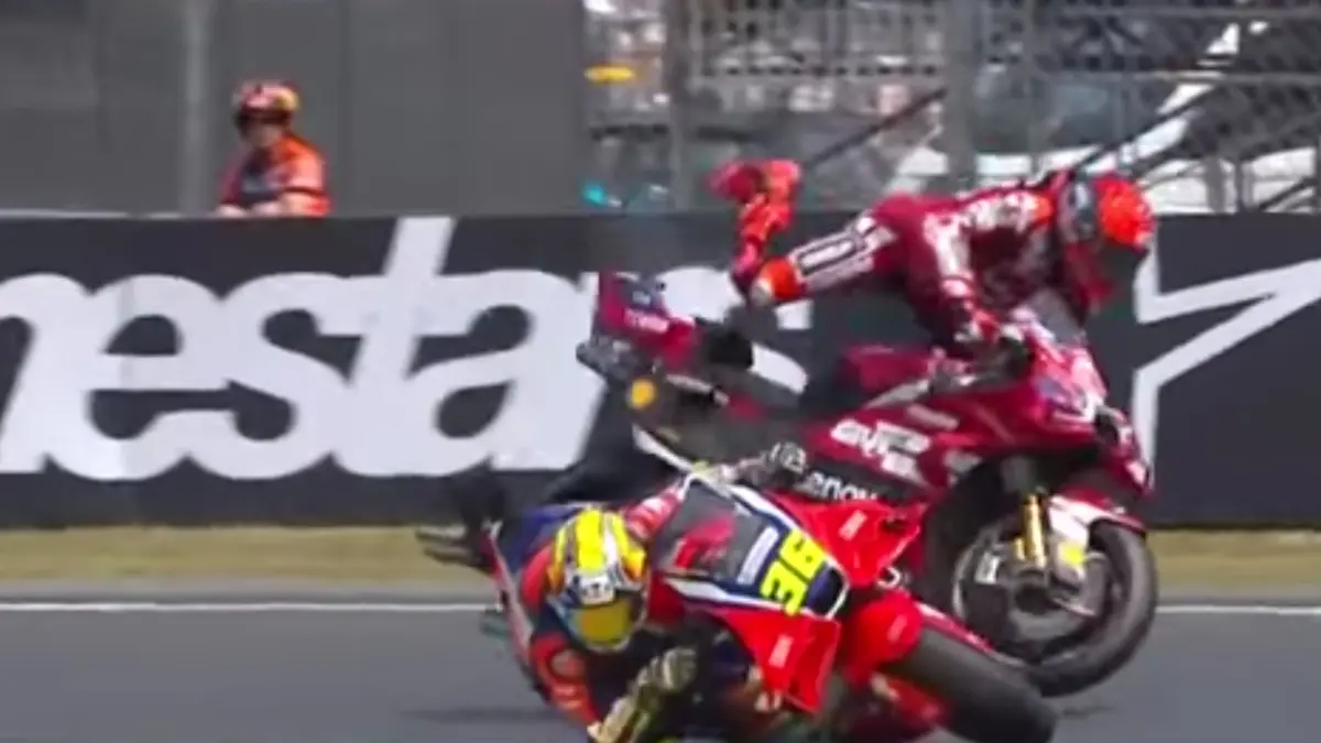 Marc Marquez kembali menjalani operasi bahu dan dipastikan absen di MotoGP Prancis serta GP Catalunya usai crash di Sprint Le Mans. (Tangkapan layar)