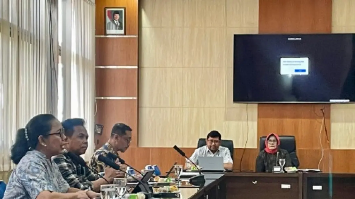 NTB INKLUSIF: Wakil Rektor Bidang Akademik Unram Prof. Dr. Sitti Hilyana (jilbab merah) bersama kepala SLB membangun konsep NTB Inklusif sebagai jalur pendidikan berkelanjutan bagi siswa difabel. NTB Inklusif siapkan jalan siswa difabel jadi profesor.


