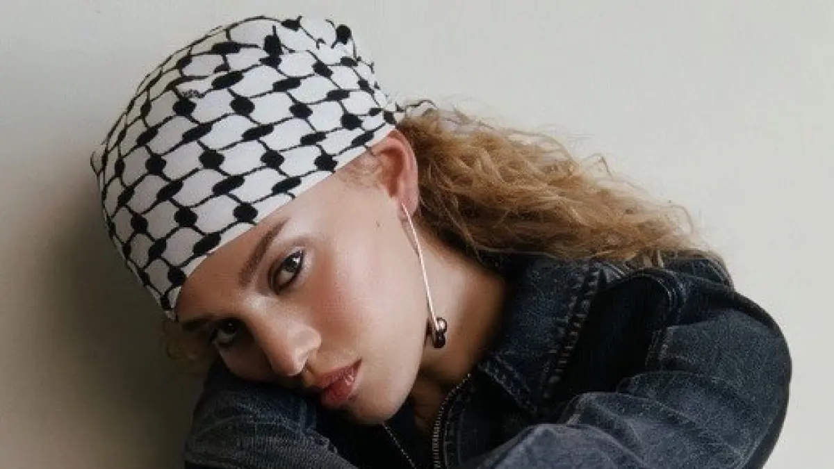 Penyanyi Palestina-Chile, Elyanna, resmi terpilih sebagai pengisi soundtrack resmi Piala Dunia 2026 bersama Jessie Reyez lewat lagu “Illuminate”.