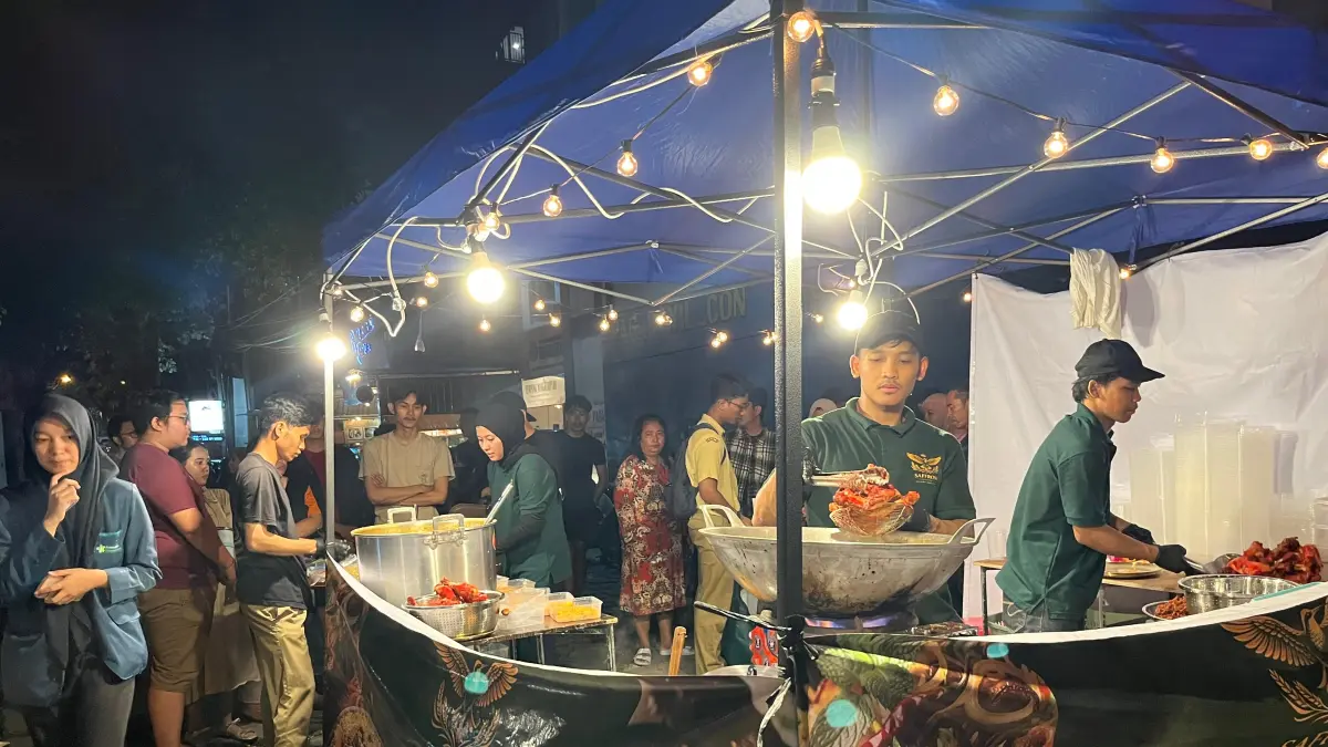 VIRAL: Suasana tenda Saffron Briyani yang menjual kuliner Timur Tengah emperan yang sedang viral di Kota Mataram saat ini. (Ferial/Lombok Post)