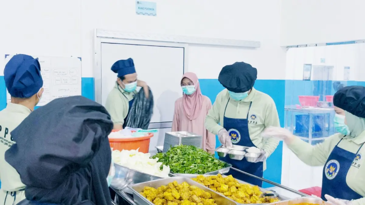 Aspek kebersihan menjadi pilar utama dalam operasional harian SPPG Banyumulek. 