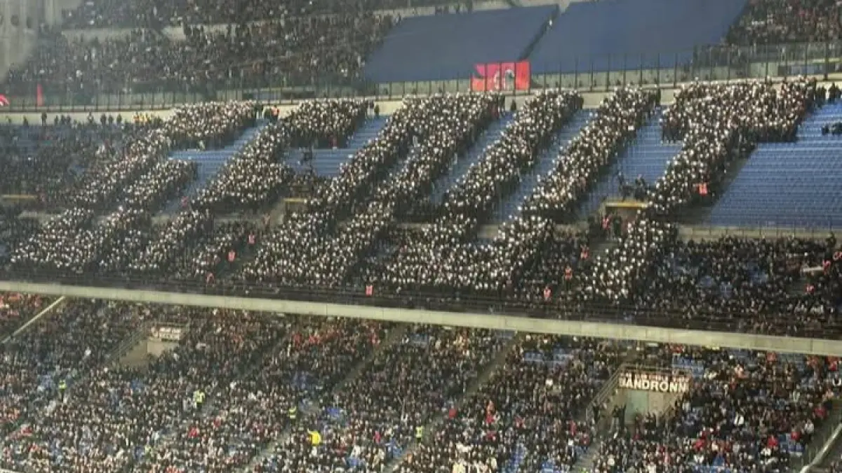 Curva Sud membuat koreo bertuliskan G.F.OUT sebagai bentuk protes pada Giorgio Furlani, CEO AC Milan. (Istimewa) 
