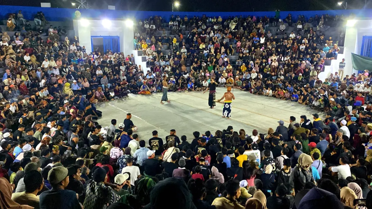 DUEL KLASIK: Dua orang pepadu tampil dalam gelaran peresean malam hari di Koloseum Taman Kota Gerung, Lombok Barat, Sabtu malam (9/5).
