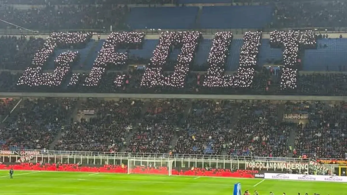 Fans AC Milan membentuk koreo G.F.OUT sebagai seruan protes pada Giorgio Furlani. (Istimewa) 