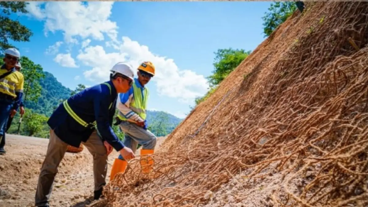 INFRASTRUKTUR: Gubernur NTB Lalu Muhamad Iqbal saat meninjau progres penanganan ruas jalan Lenangguar–Lunyuk di Kabupaten Sumbawa, Sabtu (9/5). (DISKOMINFOTIK NTB/LOMBOK POST)