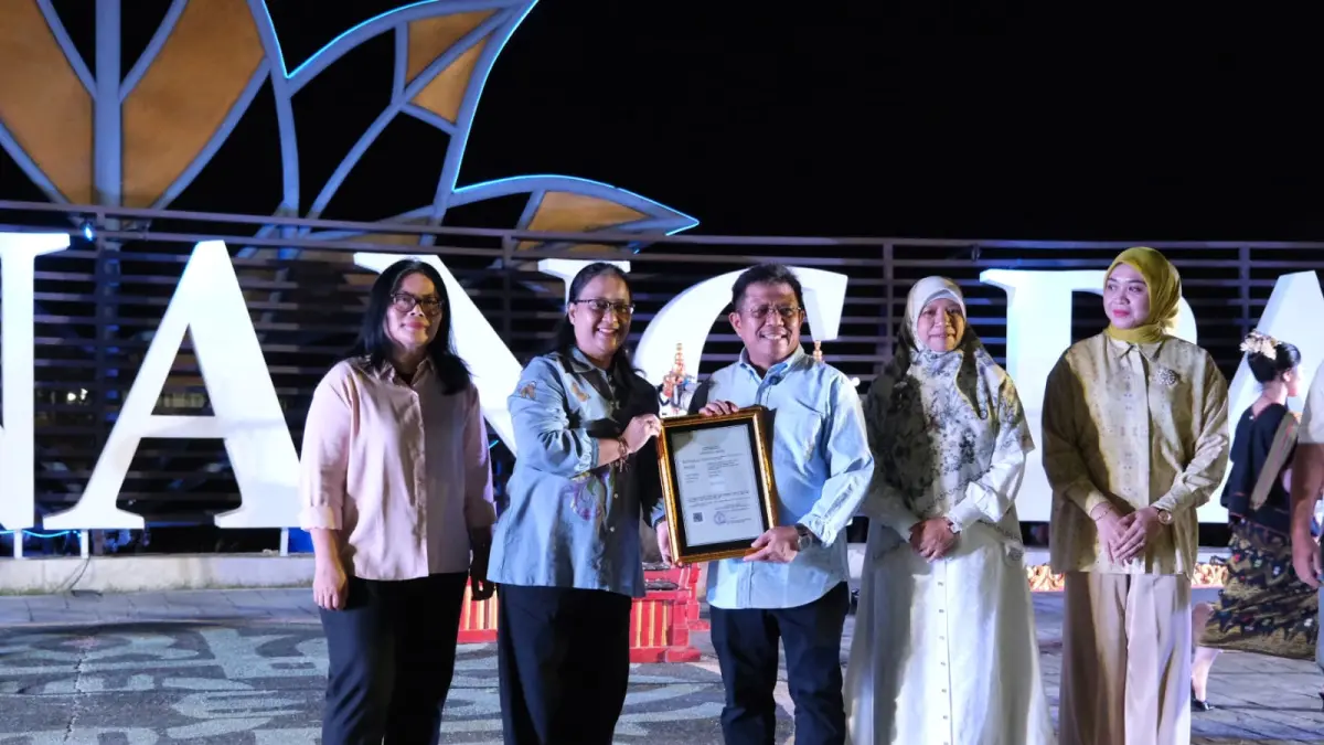 Kakanwil Kemenkum NTB I Gusti Putu Milawati menyerahkan sertifikat merek “Car Free Nite” Lombok Barat kepada Bupati Lombok Barat Lalu Ahmad Zaini pada Festival Seni Hampir Punah di Giri Menang Park, Sabtu (9/5).