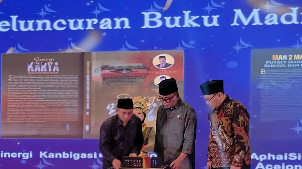 LAUNCHING BUKU: Kakanwil Kemenag NTB Zamroni Azis (tengah) didampingi Kepala Kantor Kemenag Kota Mataram dan Kepala MAN 2 Mataram launching dua buku pada keguatan Pisah Kenang Kelas XII MAN 12 Mataram di Hotel Prime Park, Sabtu (9/5).