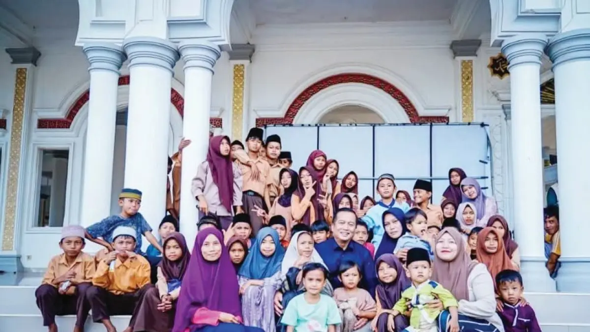 MENDONGENG: Gubernur NTB Lalu Muhamad Iqbal saat berdialog dan mendongeng bersama puluhan anak di Masjid Jami Al-Ihsan, Desa Padasuka, Sabtu (9/5). (DISKOMINFOTIK NTB/LOMBOK POST)