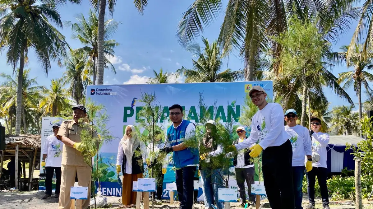 PEDULI LINGKUNGAN: PLN Energi Primer Indonesia (EPI) menggelar aksi penanaman ribuan pohon di pesisir Pantai Induk Kecamatan Gerung, Lombok Barat, Senin (11/5).  (Toni/Lombok Post)