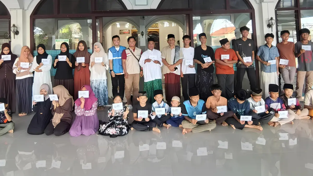 PLN UIW NTB melalui YBM PLN UP3 Selaparang memberikan santunan kepada 56 anak yatim piatu binaan di Desa Teros, Kabupaten Lombok Timur.