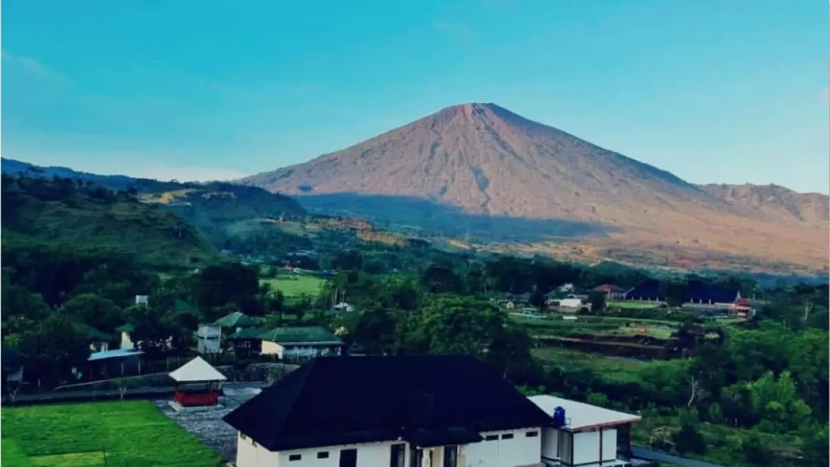 RUANG HIDUP: Rinjani bukan sekadar gunung yang menjulang namun mata airnya menjadi sumber kehidupan masyarakat dan hutannya menjaga keseimbangan alam. (DISKOMINFOTIK NTB/LOMBOK POST)
