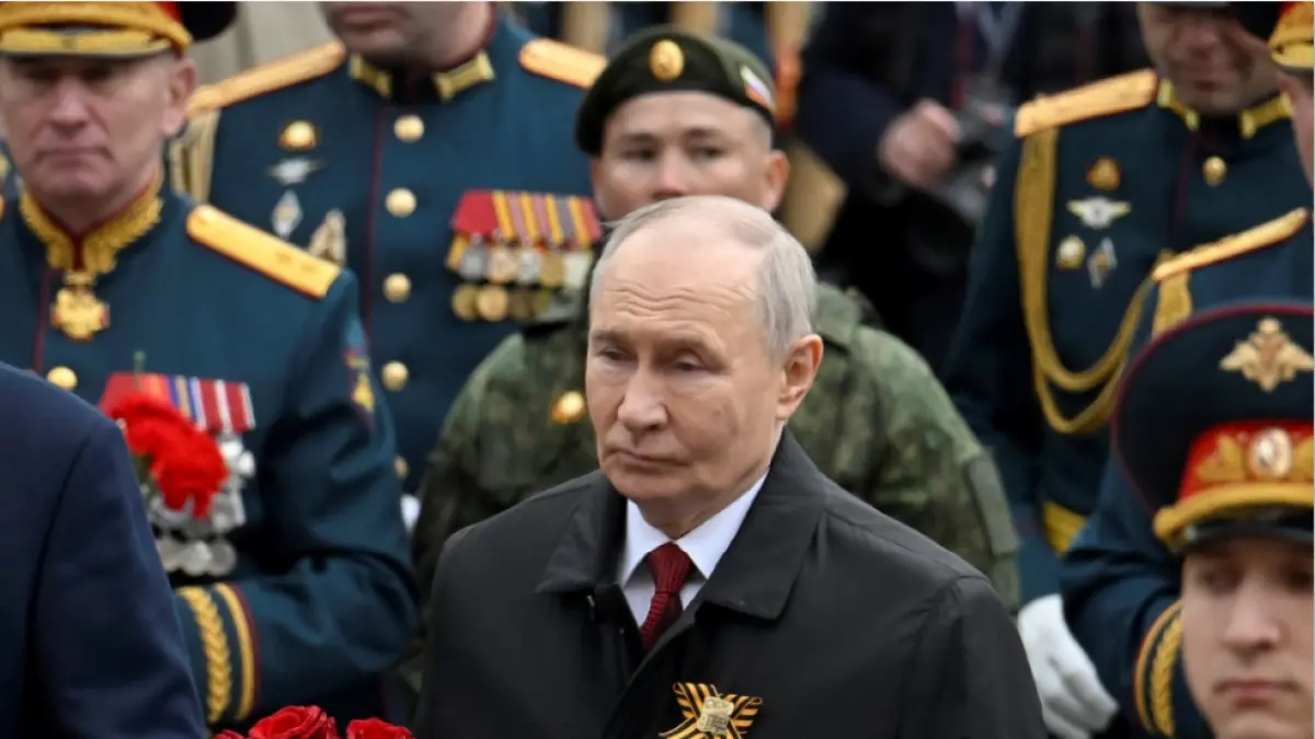 SIAP NEGOSIASI: Presiden Rusia Vladimir Putin menghadiri parade militer Hari Kemenangan di Lapangan Merah di Moskow, Rusia, Sabtu (9/5). Rusia merayakan peringatan ke-81 kemenangan Uni Soviet atas Nazi Jerman dalam Perang Dunia II. (Vyacheslav PROKO/AFP)