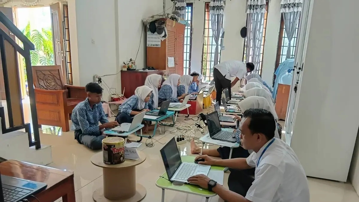 Siswa SMPN 12 Lelamase sedang materi pembelajaran daring menggunakan Starlink, Sabtu (9/5).