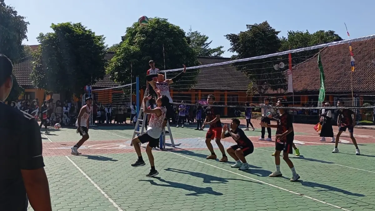 TANGGUH: Tim Voli Putra SMAN 8 Mataram (baju putih) menang dengan mudah saat melawan Tim Voli Putra SMAN 5 Mataram pada pembukaan SMAVOC di Halaman SMAN 8 Mataram, Sabtu (9/5).

