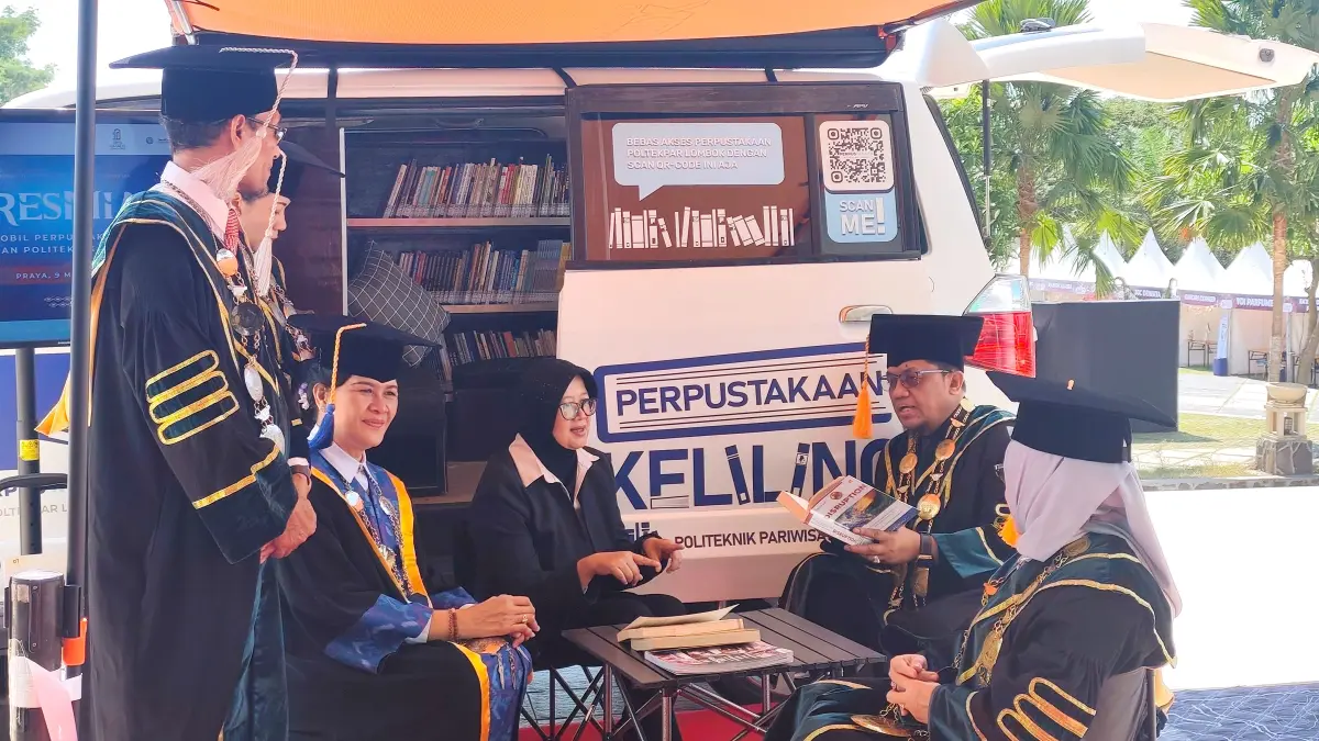 DIES NATALIS: Staf Ahli Menteri Bidang Reformasi Birokrasi dan Regulasi Kementerian Pariwisata RI Raden Kurleni Ukar (tengah) didampingi Direktur Poltekpar Lombok Ali Muhtasom (dua kanan) dan jajaran usai Sidang Senat Terbuka, Sabtu (9/5). (Dewi/Lombok Post) 
