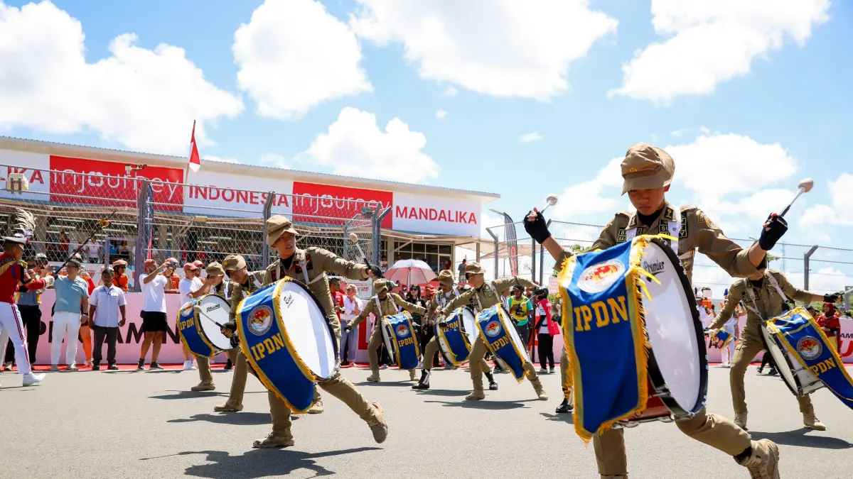 UNJUK GIGI: Penampilan ratusan praja IPDN saat turut mengguncang Opening Ceremony GT World Challenge Asia 2026 di Sirkuit Internasional Mandalika, Minggu (3/5) lalu. (Dewi/Lombok Post) 

