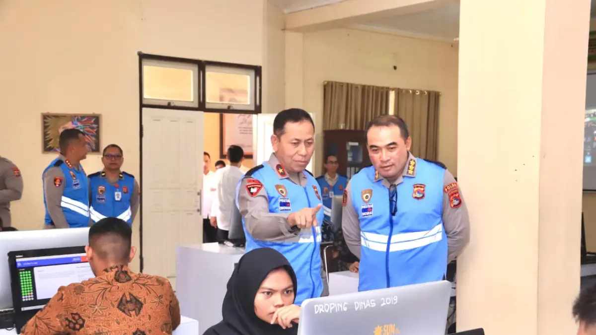 Wakapolda NTB Brigjen Pol Hari Nugroho (dua dari kanan) memantau pelaksanaan CAT seleksi Akpol 2026, Senin (11/5).