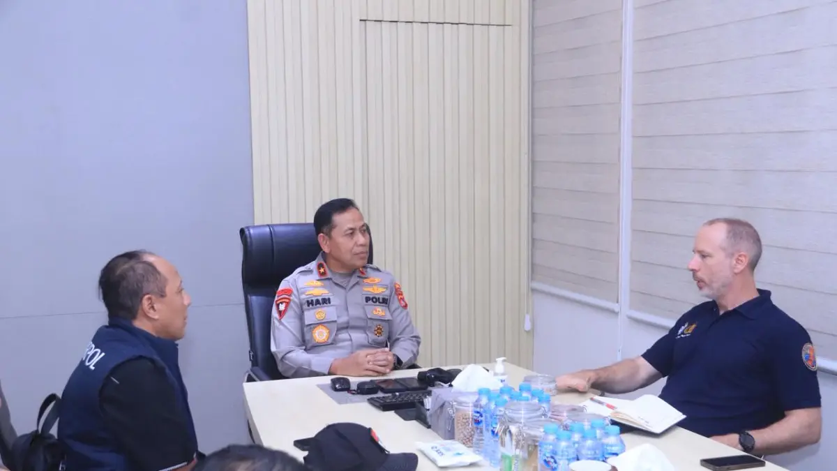 Wakapolda NTB Brigjen Pol Hari Nugroho (tengah) menerima kunjungan kerja tim dari Kepolisian Federal Austraalia di Mapolda NTB, Senin (11/5).
