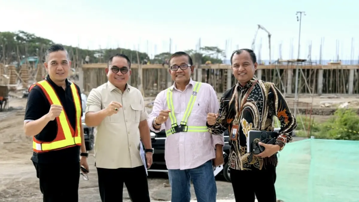 Wakil Ketua Komisi IV DPRD NTB Sudirsah Sujanto (dua dari kiri) dan Anggota Komisi IV Suharto (dua dari kanan) saat meninjau progres pembangunan Sekolah Rakyat (SR) di Kayangan, KLU, Jumat lalu (8/5).