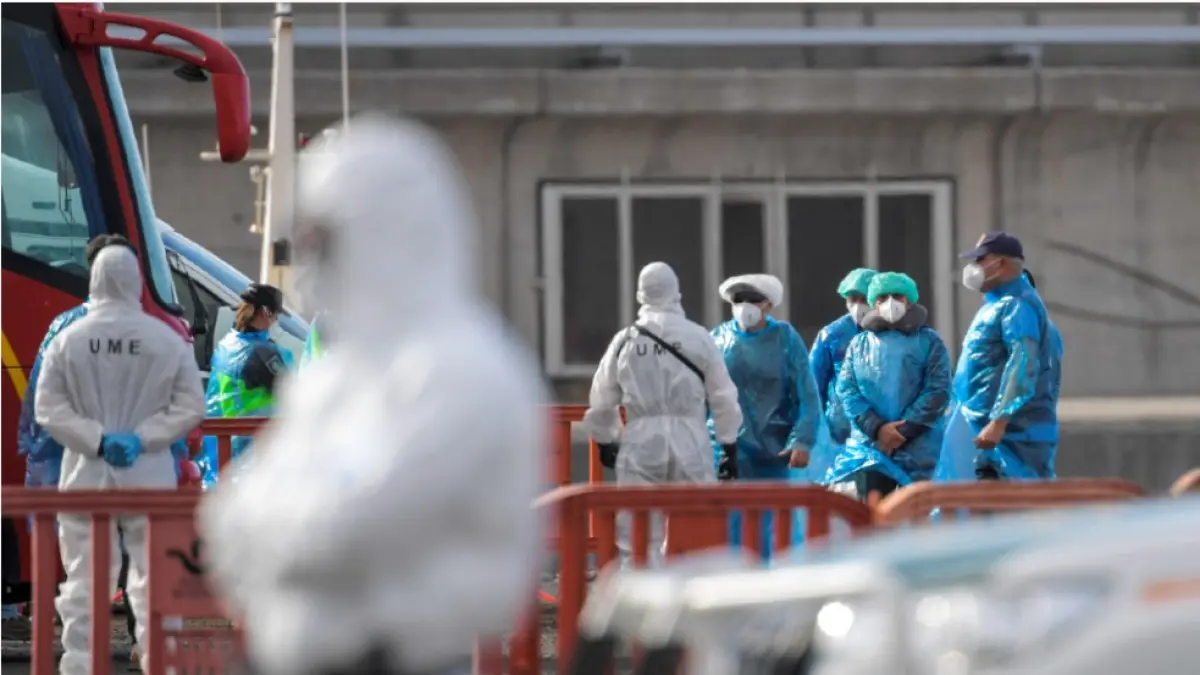 HANTAVIRUS: Para penumpang mengenakan pakaian pelindung biru menaiki bus militer setelah dievakuasi dari kapal pesiar MV Hondius berbendera Belanda yang terjangkit hantavirus di pelabuhan industri Granadilla de Abona di pulau Tenerife, Kepulauan Canary Spanyol, Ahad (10/5). Salah seorang penumpang kapal pesiar meninggal pernah satu pesawat dengan WNA dan kini teridentifikasi berada di Jakarta. (JORGE GUERRERO / AFP)