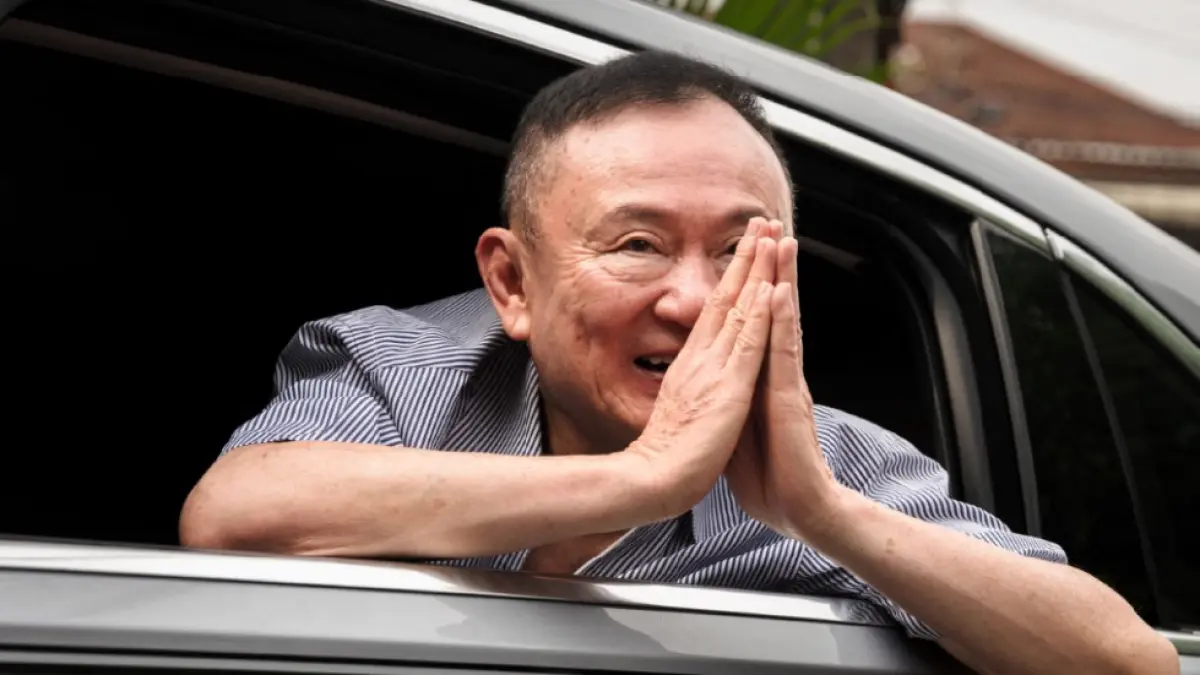 BEKAS NAPI: Thaksin Shinawatra tiba di kediamannya setelah dibebaskan dari Penjara Pusat Klong Prem di Bangkok, Thailand, Senin (11/5). (LAOSARAKHAM/AFP)