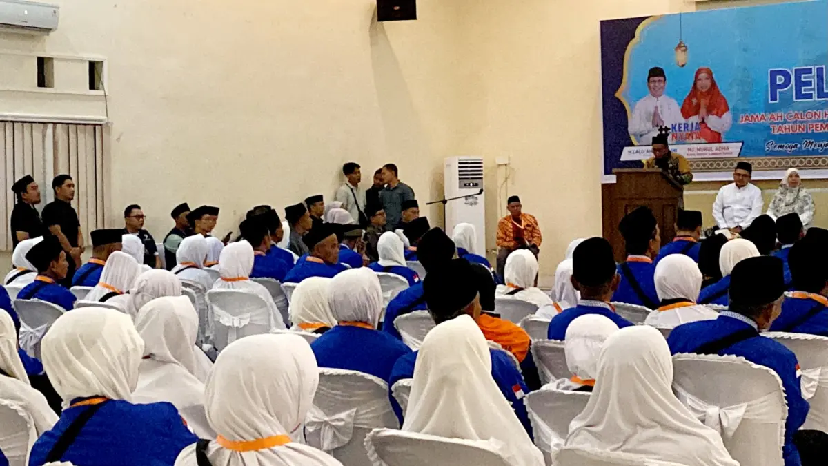 BERANGKAT: Rombongan terakhir calon jamaah haji asal Lobar dilepas di Aula Kantor Kemnterian Haji dan Umroh Lombok Barat, Sabtu malam (9/5).&nbsp; 
