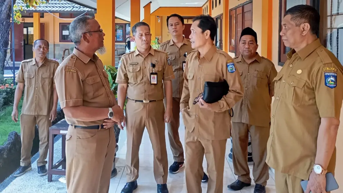 BERKUNJUNG: Kepala Dikpora NTB Syamsul Hadi (dua dari kanan) saat berkunjung ke SMAN 8 Mataram, Senin (11/5). Pemprov NTB siapkan skema BOS untuk guru dan tendik paro waktu.