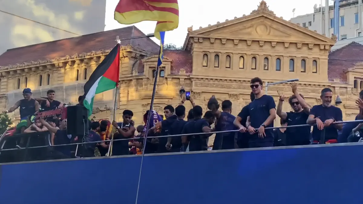 Bintang muda Barcelona, Lamine Yamal, mengibarkan bendera Palestina saat parade juara La Liga di jalanan Barcelona. Aksi pemain 17 tahun itu langsung viral dan menuai sorotan publik dunia.