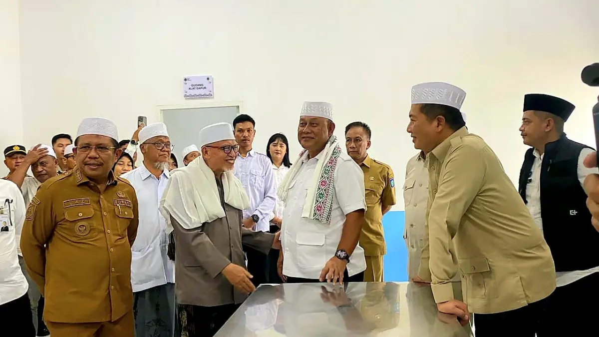 CEK DAPUR: Kepala BGN Dadan Hindayana (tengah) saat mengecek kondisi dapur MBG Gelogor Kediri 001 Yayasan Ponpes Nurul Hakim Lombok Barat, Selasa (12/5).