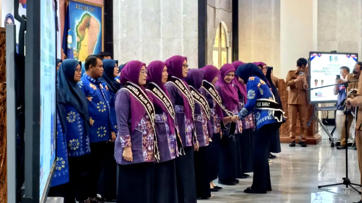 DILANTIK: Bunda PAUD Kabupaten Lombok Barat Ayu Indra Rukmana Zaini melantik Pokja Bunda PAUD Kabupaten Lombok Barat periode 2025–2030 sekaligus mengukuhkan Bunda PAUD kecamatan se-Lombok Barat di Aula Narmada, Senin (11/5). 
