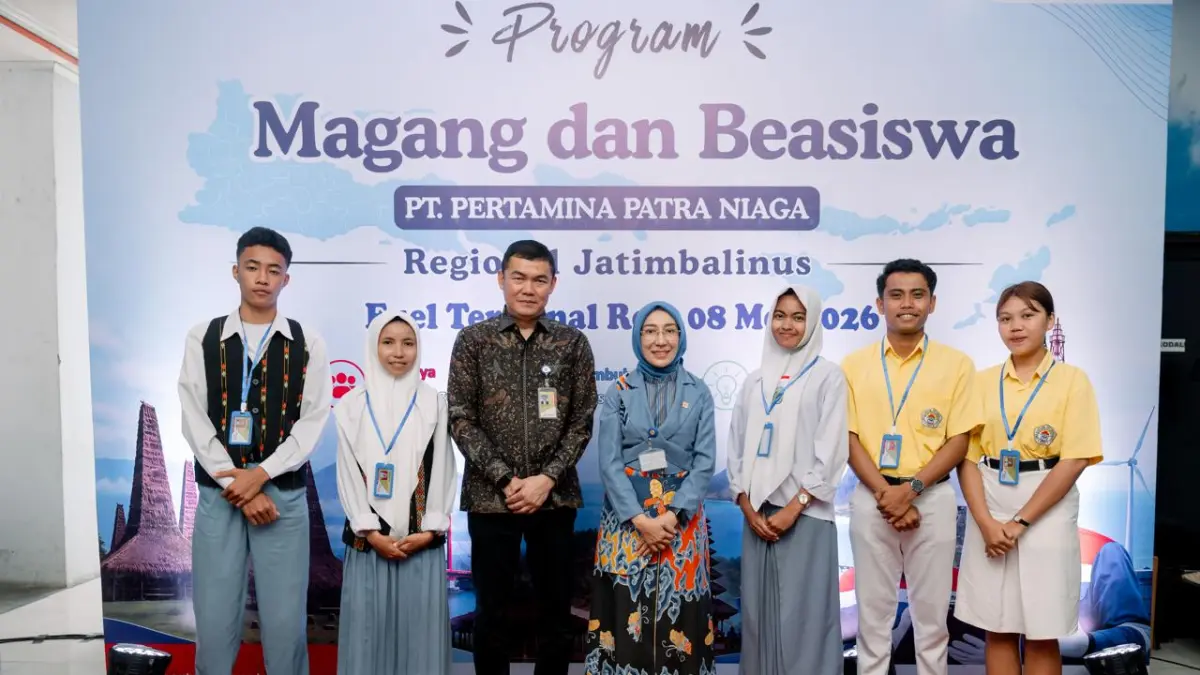 Direktur SDM PT Pertamina Patra Niaga Dewi Kurnia Salwa bersama jajaran manajemen meresmikan program magang dan beasiswa bagi pelajar daerah 3T di Reo, Manggarai, Nusa Tenggara Timur.