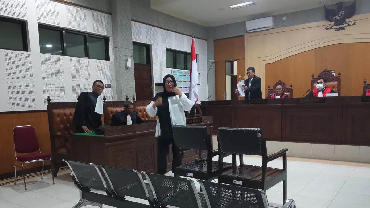 DIVONIS: Terdakwa Ida Adnawati berjalan usai mendengarkan pembacaan putusan di Pengadilan Tipikor Mataram, Senin (11/9). (HARLI/LOMBOK POST)