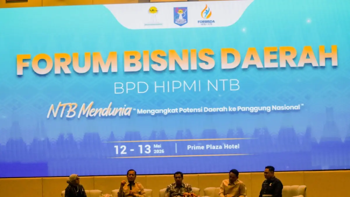 FORUM BISNIS DAERAH: Gubernur NTB Lalu Muhamad Iqbal (dua kiri) saat memberikan sambutan dalam kegiatan Forum Bisnis Daerah BPD HIPMI NTB, Selasa (12/5). (Ferial/Lombok Post)