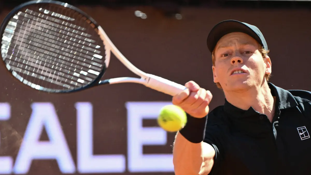 Jannik Sinner samai rekor Novak Djokovic usai menang 30 kali beruntun di ATP Masters 1000 dan melaju di Roma 2026. (AFP Photo)