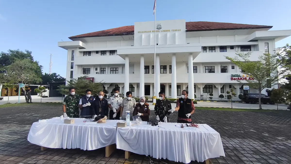 Kejaksaan Negeri Lombok Tengah melakukan pemusnahan massal barang bukti dari puluhan perkara tindak pidana yang telah memiliki kekuatan hukum tetap (Inkracht van gewijsde), Selasa (12/5) sore.  (Dewi/Lombok Post) 