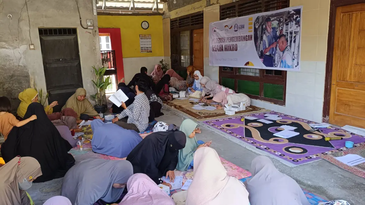 KELOLA REMITANSI: Keluarga PMI di Desa Kalijaga Timur saat mengikuti pelatihan pengembangan Usaha Mikro