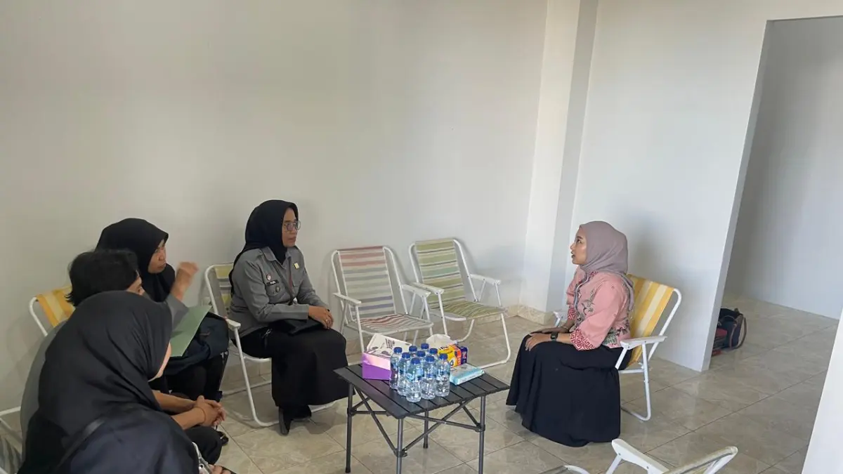 Kepala Bidang Pelayanan AHU Kanwil Kemenkum NTB Puri Adriatik Chasanova bersama tim saat melakukan monitoring dan evaluasi kesiapan notaris baru di Kabupaten Lombok Timur, Senin (11/5).