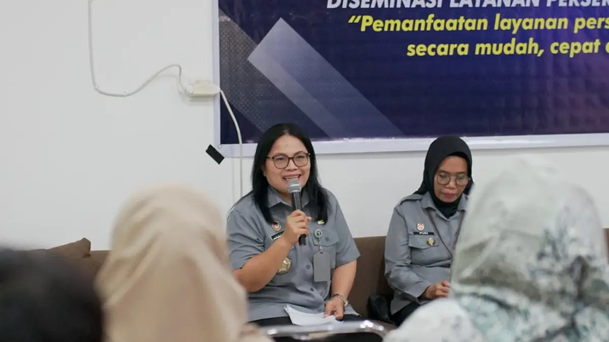 Kepala Divisi Pelayanan Hukum Kanwil Kemenkum NTB Anna Ernita bersama jajaran saat memberikan sosialisasi layanan Perseroan Perorangan kepada pelaku UMKM di Aula PLUT UKM Kabupaten Lombok Timur, Senin (11/5).